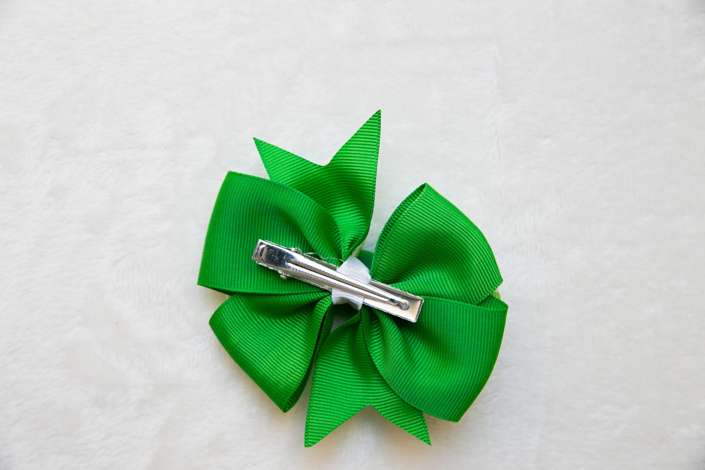 St Patrick's Day toddler girl Bow Hair Clip, big Irish Shamrock Beanie Barrette, Green four-leaf Lucky Clover Hair Clip Ireland Handmade
