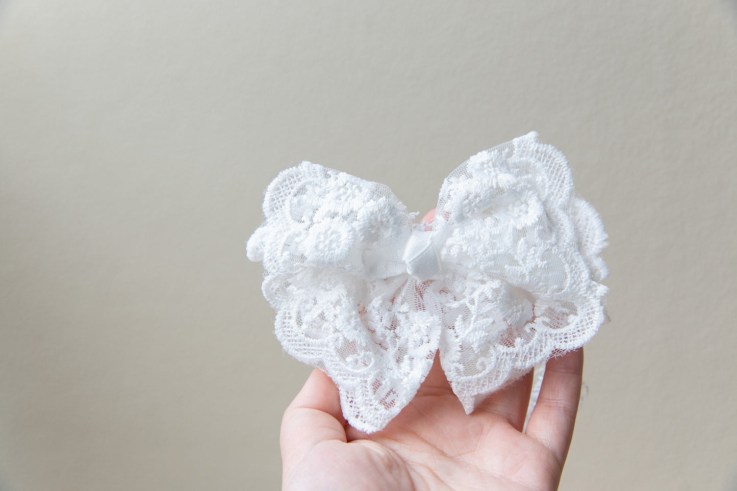 Exquisite Toddler Baby girl Bow Headband and Anti-Slip Sock Set - White Lace Handmade Bow Unique Perfect for Photoshoots and Birthday Gifts