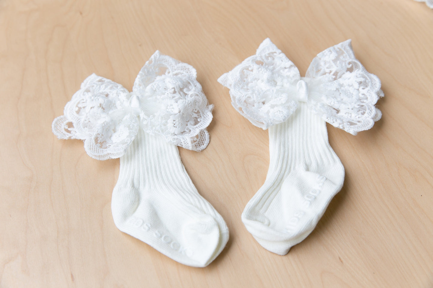 Exquisite Toddler Baby girl Bow Headband and Anti-Slip Sock Set - White Lace Handmade Bow Unique Perfect for Photoshoots and Birthday Gifts