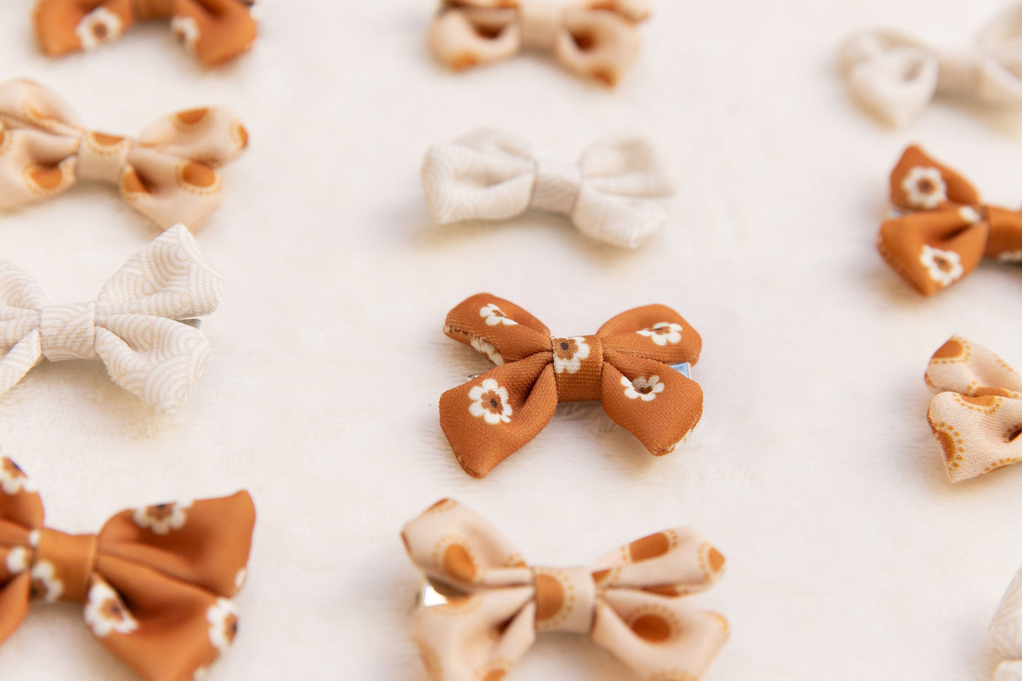 Cute toddler floral hair clips set. Set of 2 baby bow clip, earthy tones baby bow clip, minimalist kids hair bow Pigtail bow Baby Girl Gift