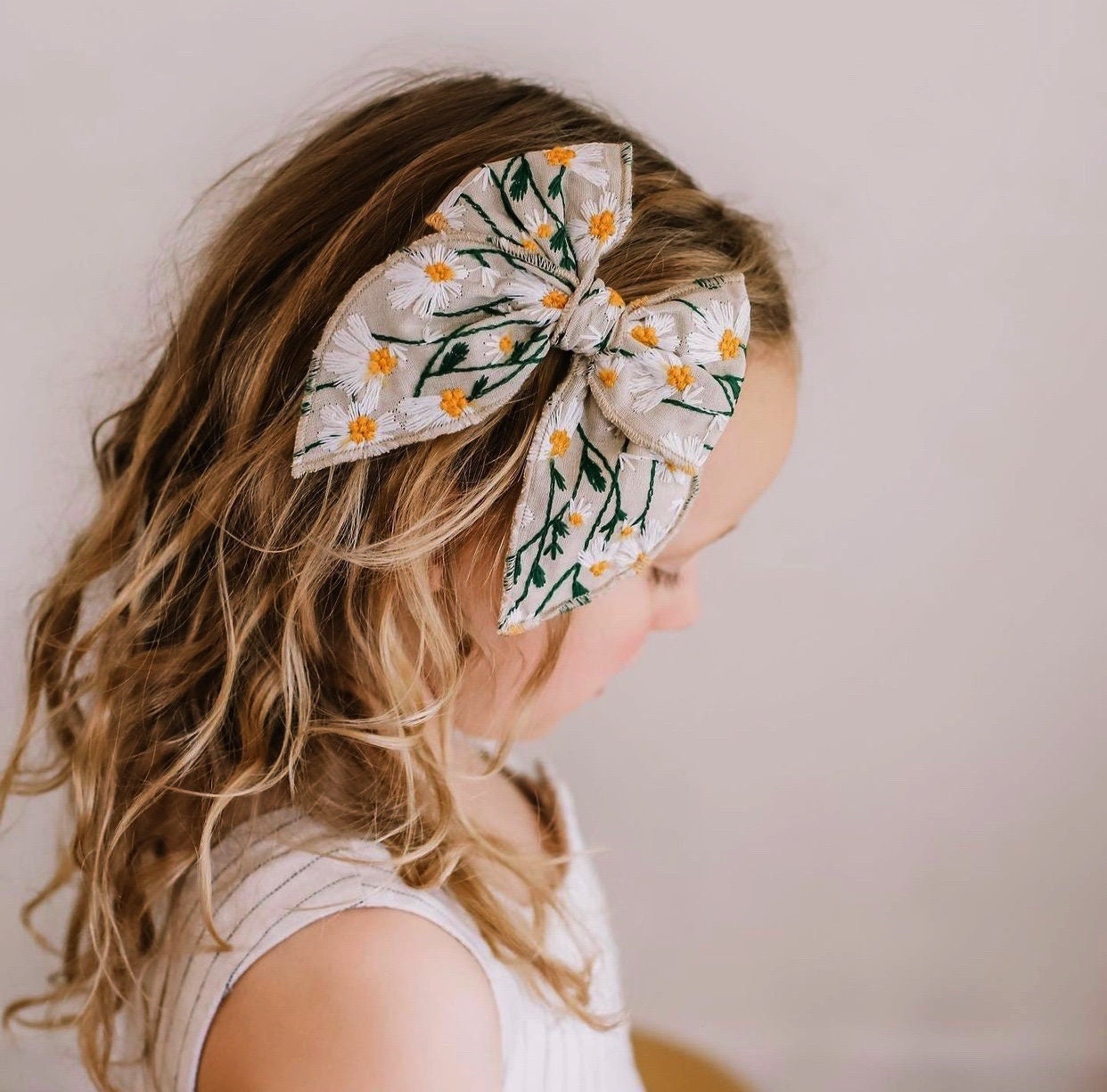 Oversize big Embroidered daisy floral hair clip for toddler baby girl kid, beautiful birthday party hair Accessory handmade bow hair clip