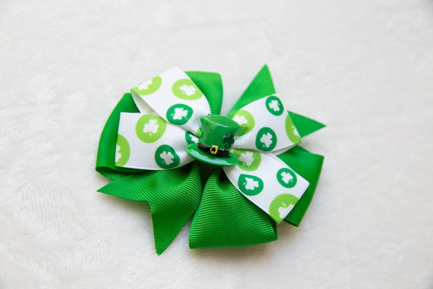 St Patrick&#39;s Day toddler girl Bow Hair Clip, big Irish Shamrock Beanie Barrette, Green four-leaf Lucky Clover Hair Clip Ireland Handmade