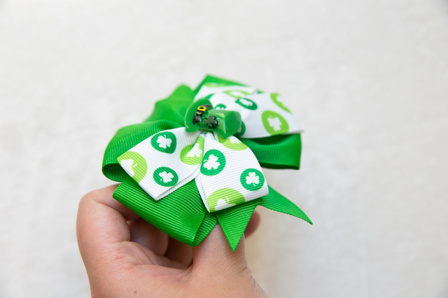 St Patrick&#39;s Day toddler girl Bow Hair Clip, big Irish Shamrock Beanie Barrette, Green four-leaf Lucky Clover Hair Clip Ireland Handmade