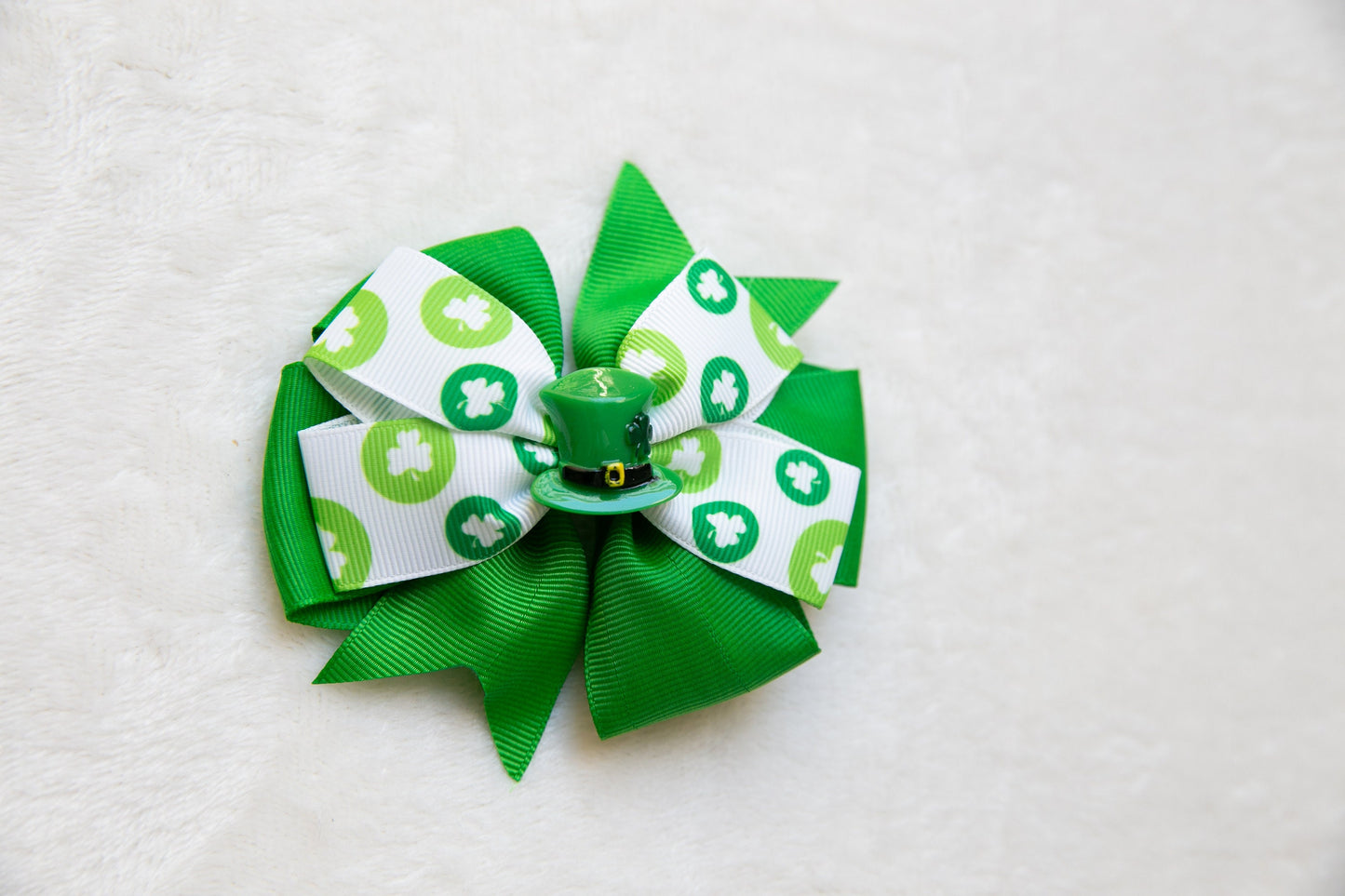 St Patrick&#39;s Day toddler girl Bow Hair Clip, big Irish Shamrock Beanie Barrette, Green four-leaf Lucky Clover Hair Clip Ireland Handmade